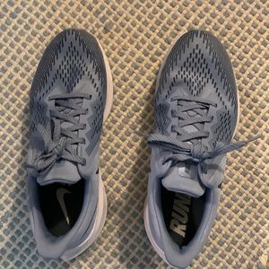Women’s Nike 9.5 running shoes gently loved